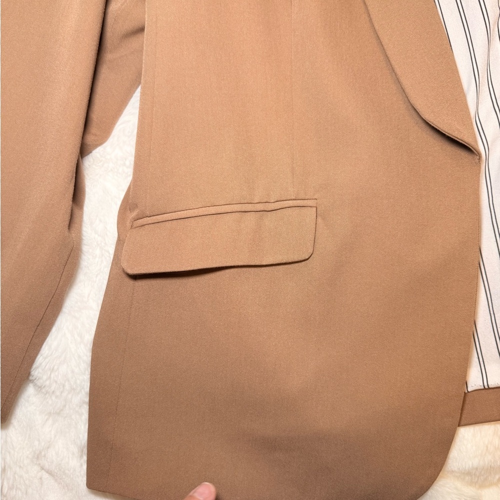 Elegant Tan Women's Blazer - Picture 4 of 6